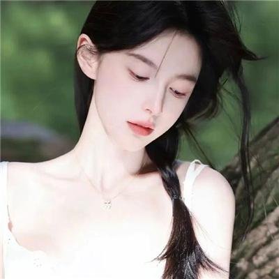 她来自胡志明市
